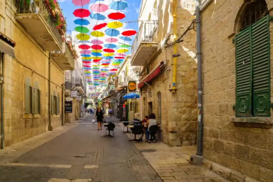 EN ISRAEL. Jerusalem tiene callecitas con paraguas flotantes también.