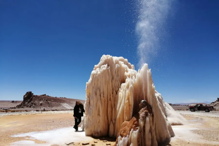 Un paisaje exótico de hielo en medio del altiplano.