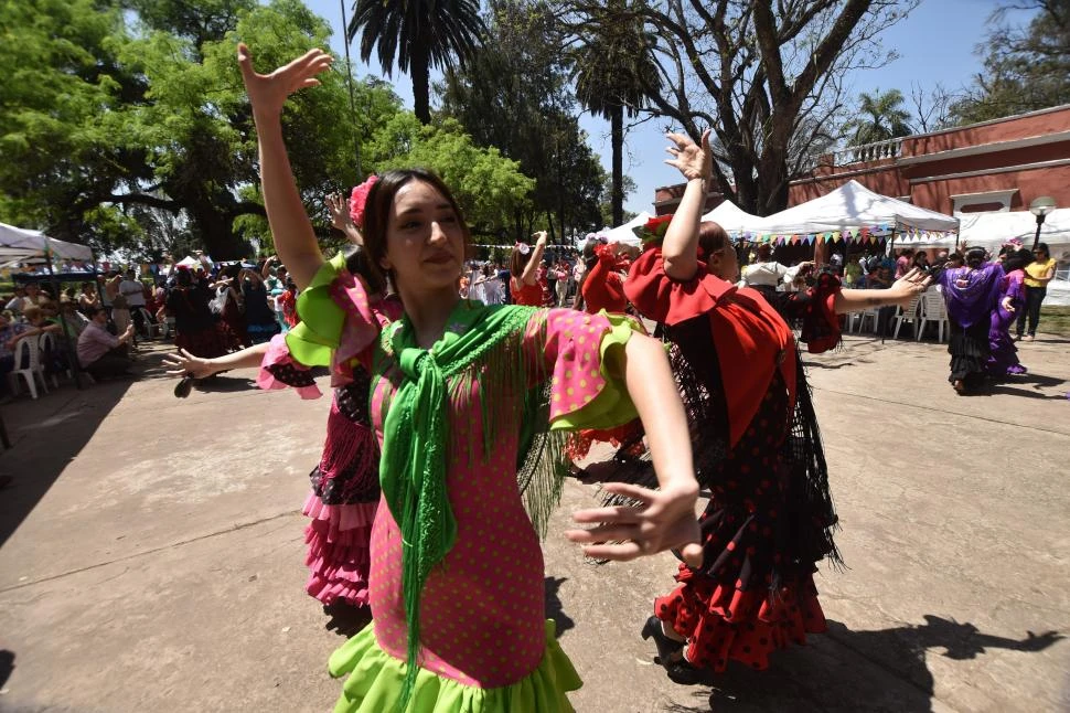 DESTREZA Y BAILE. Más de 100 bailarinas de flamenco participaron de la celebración de la Virgen del Rocío en La Ramada de Abajo. 