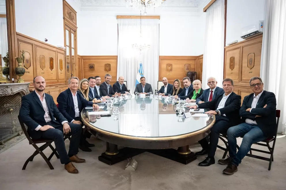 Los vicejefes de Gabinete Ejecutivo, José “Cochi” Rolandi, y del Interior, Lisandro Catalán; el ministro de Desregulación y Transformación del Estado, Federico Sturzenegger, junto a diputados aliados