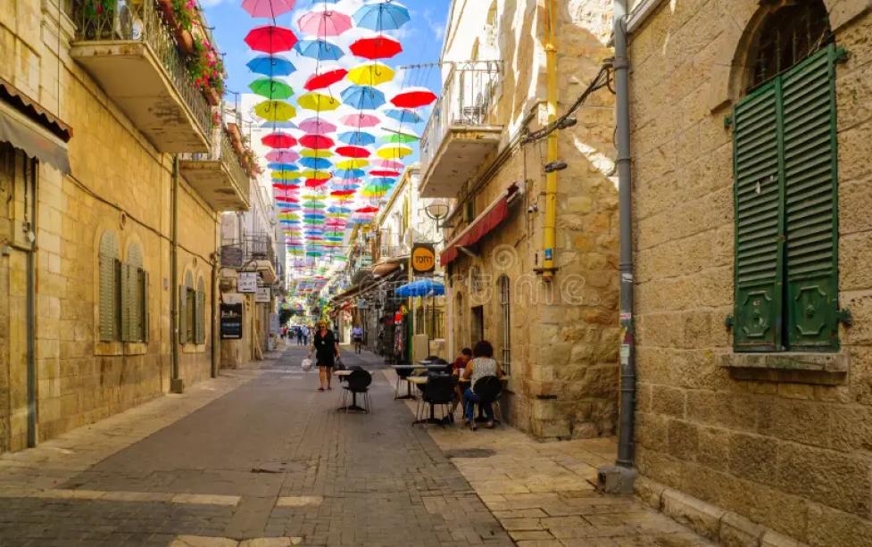 EN ISRAEL. Jerusalem tiene callecitas con paraguas flotantes también.