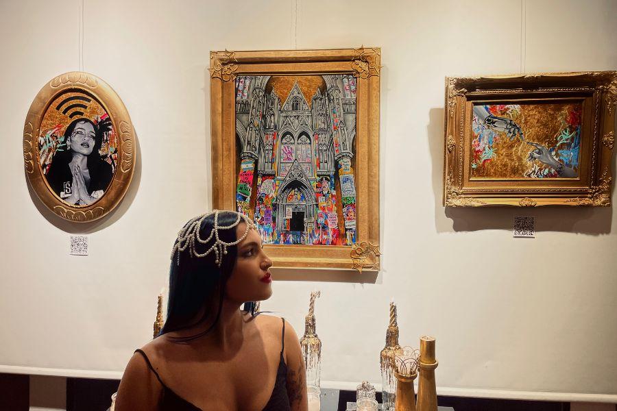 LAS NUEVAS CATEDRALES. La estudiante y artista posa junto a sus obras en la exhibición./GENTILEZA DE JULIETA SOTA