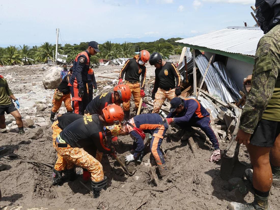 Víctimas siendo rescatadas de una de las tormentas más catastróficas del año en Filipinas.