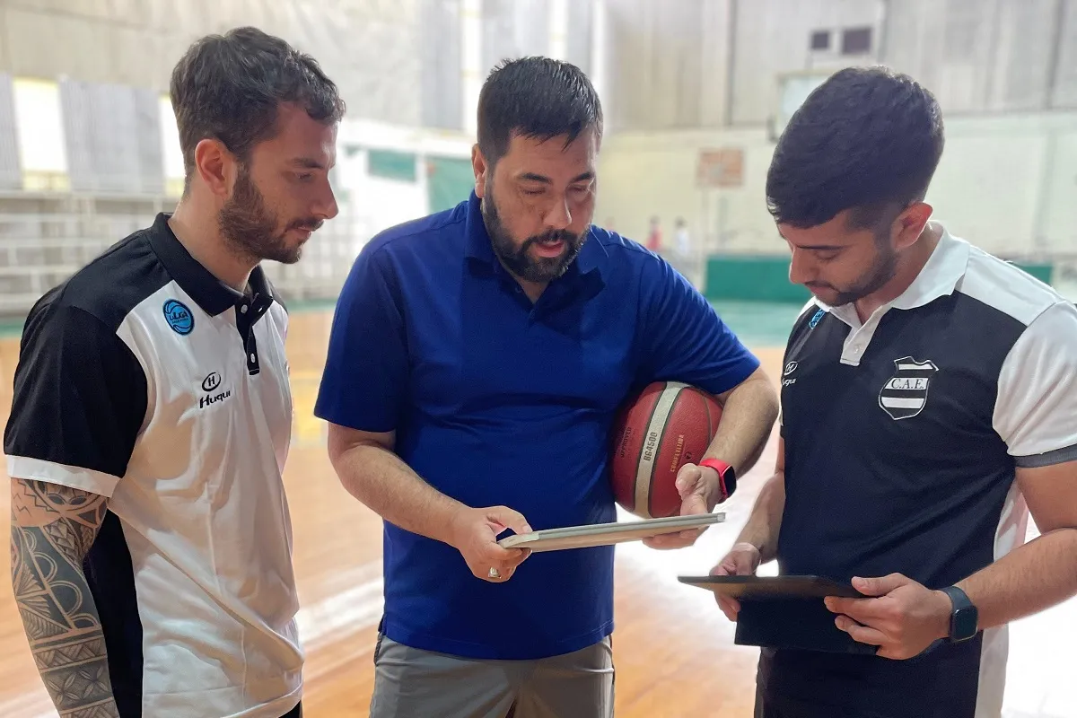 EN ACCIÓN. El técnico Martín De Zan le brinda indicaciones a sus dirigidos, en la previa a disputar la Segunda división nacional.