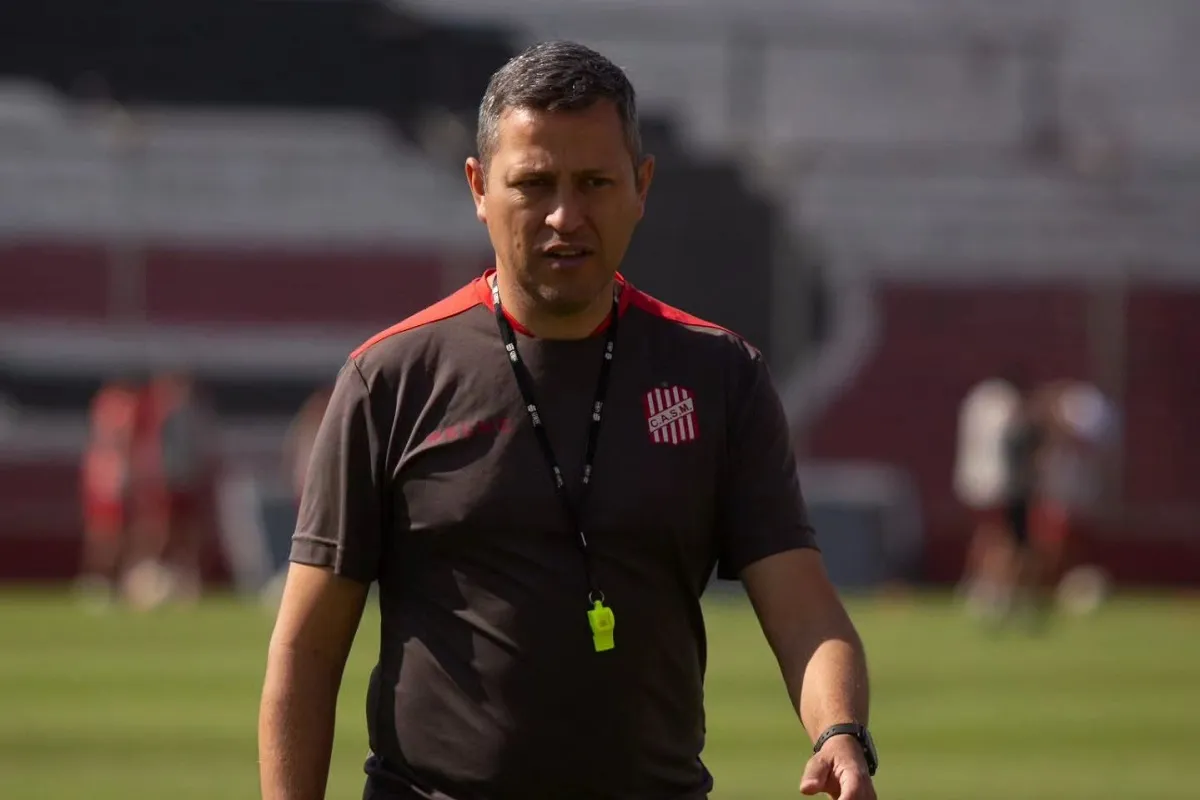 PRÁCTICAS INTENSAS. Diego Flores deberá buscar la pieza que pueda reemplazar a Gustavo Abregú.