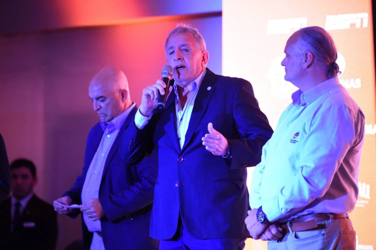 HOMBRES CLAVE. De izquierda a derecha: Fernando Renta Mora (CEO de Tarucas), Marcelo Corbalán Costilla (vicepresidente segundo de la UAR) y Marcello Calandra (presidente de Sudamérica Rugby).