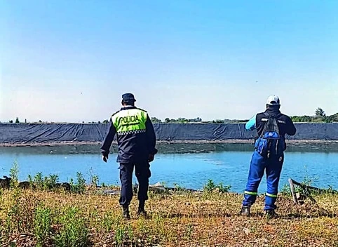 TAREA. Un perito toma imágenes de la laguna que se montó.