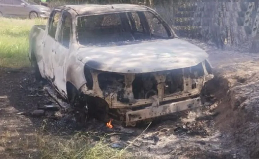 Hacían dedo en la ruta, robaron una camioneta y los detuvieron cuando quemaban el vehículo