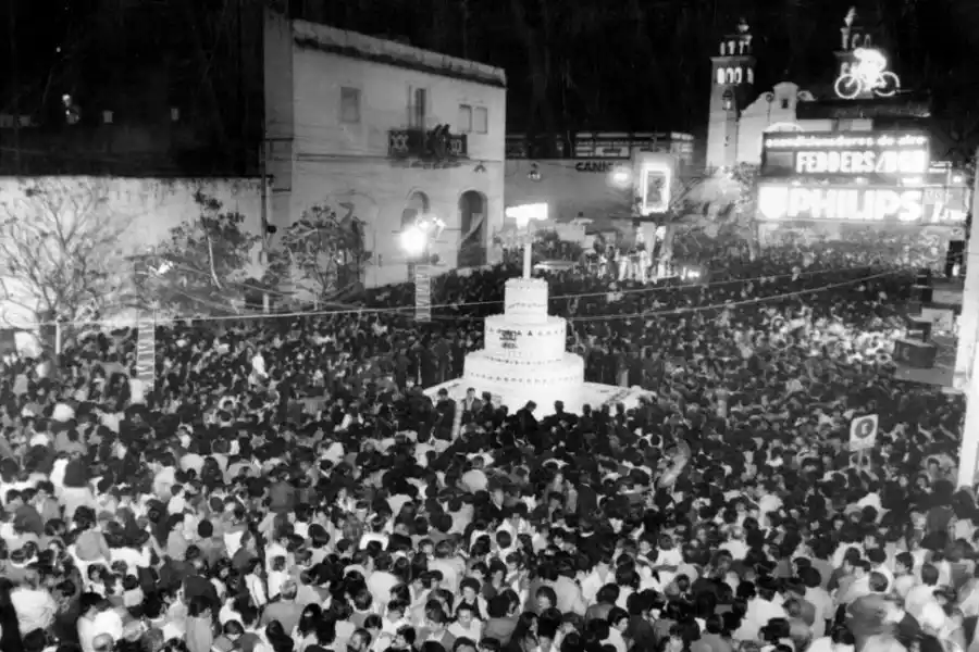 PARA TODOS. La gente pudo probar una porción tras la medianoche.