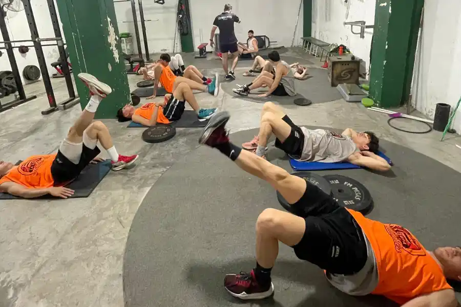 PUESTA A PUNTO. Los jugadores de Estudiantes realizan trabajos de elongación en el gimnasio del club.
