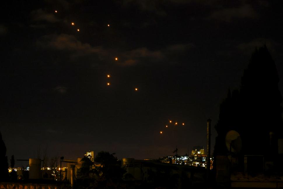 LUCES EN LA NOCHE. Los misiles iraníes volaron sobre Jerusalén.