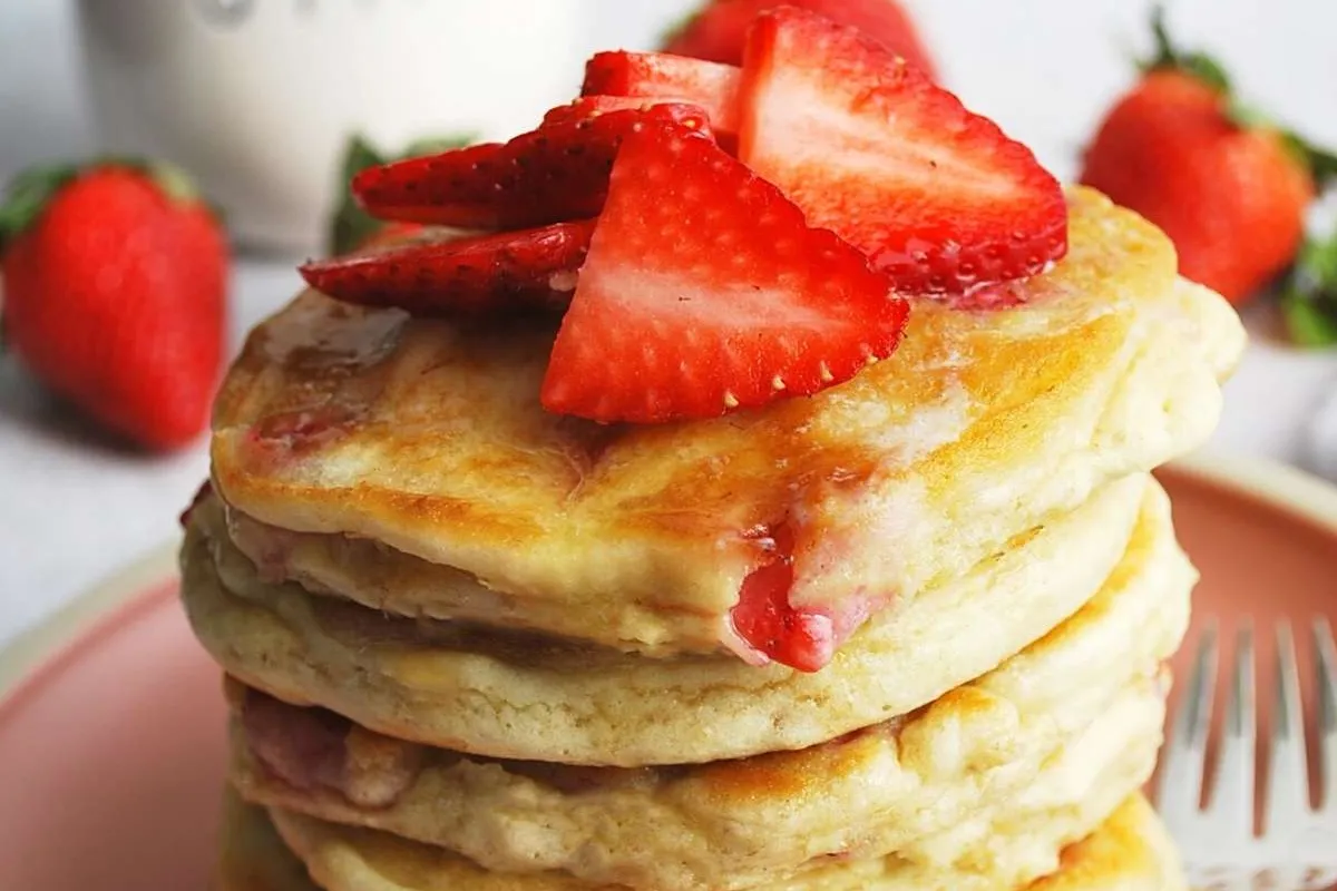 Panqueques saludables de frutilla y yogur, una receta sencilla para el desayuno.