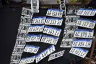 Por la falta de chapas patentes, extendieron 30 días los permisos de circulación