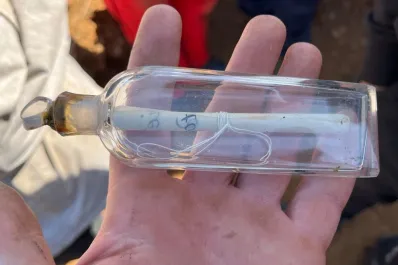Hallaron un mensaje en una botella de hace 200 años en un acantilado francés