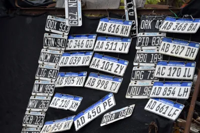 Por la falta de chapas patentes, extendieron 30 días los permisos de circulación