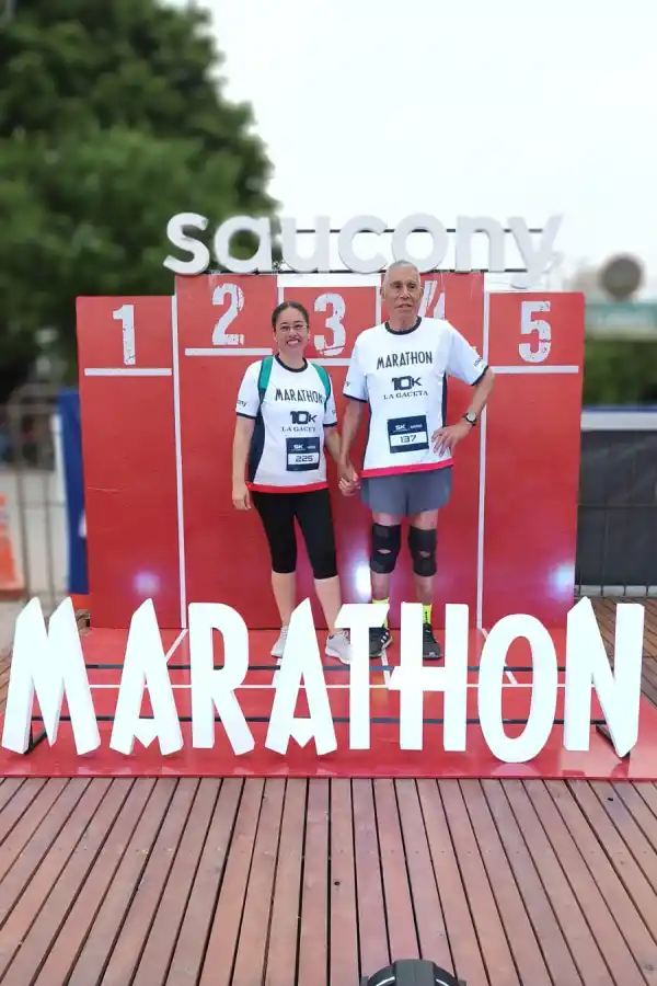 EN LA PRIMERA. Gabriela y su papá en la edición de la carrera LA GACETA de 2023.