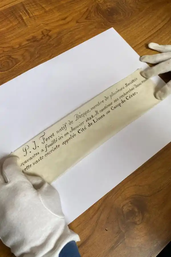 El remitente del mesaje era un colega que había estado allí hace unos 200 años. 