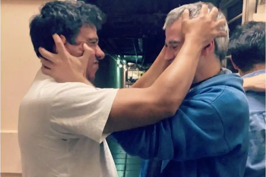 DE DIRECTOR A ACTOR. Todo un gesto de Hendler a Prina, en el rodaje en Uruguay.