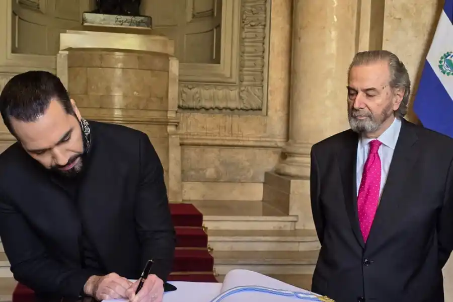 EN LA CORTE. Maqueda, ministro decano, recibió a Nayib Bukele.