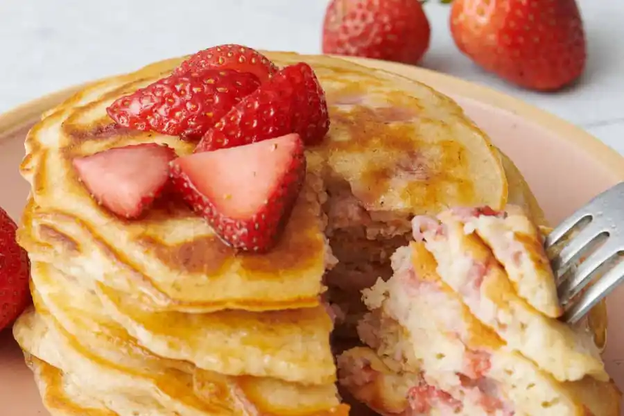 ¿Cómo preparar los panqueques de frutilla y yogur?