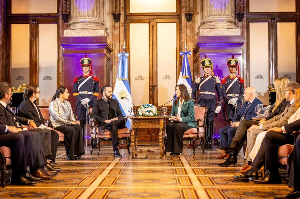 EN EL SENADO. Bukele dialogó con Villarruel y con otros senadores.