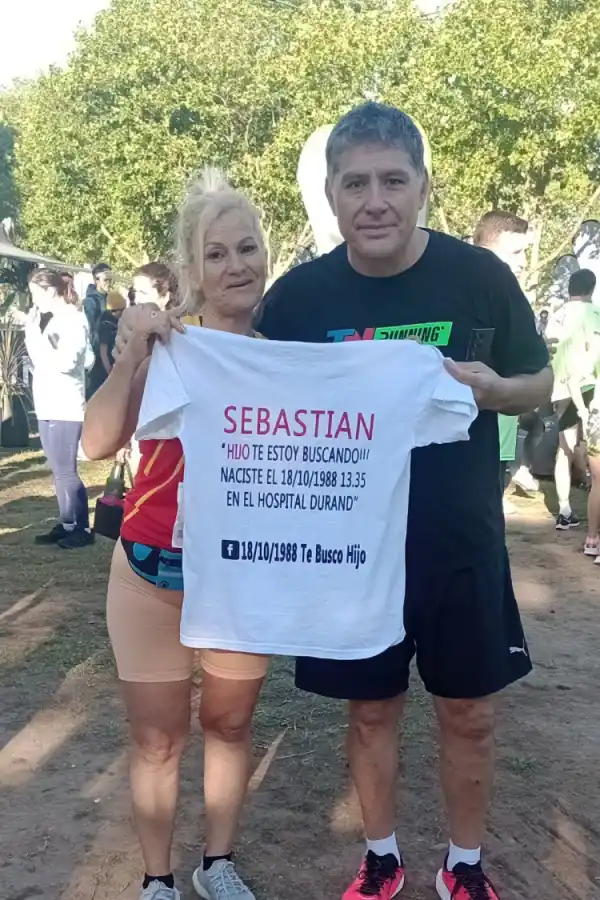 Paula visibilizaba la búsqueda de su hijo mostrando una remera con sus datos