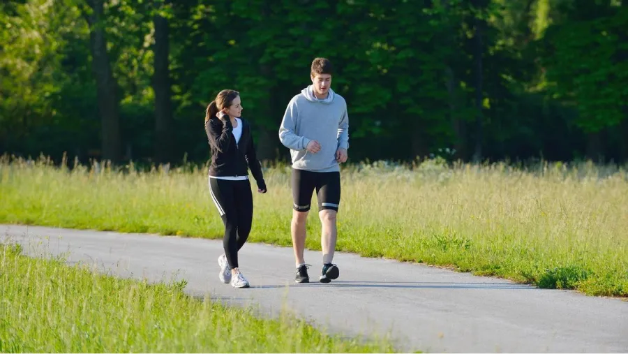 caminar es una de las actividades más valiosas para quemar calorías.