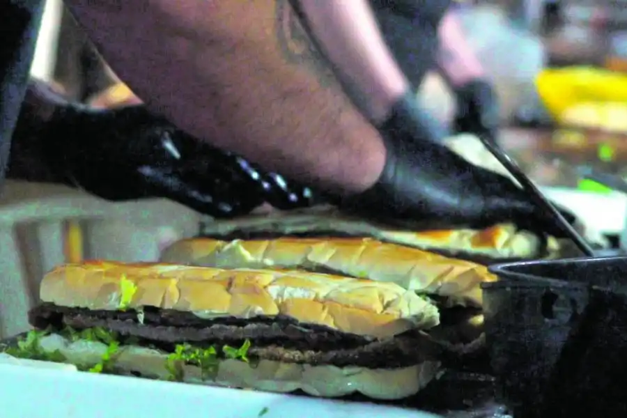 CAMPEONES. Tres ejemplares del sánguche ganador listos para un cliente.