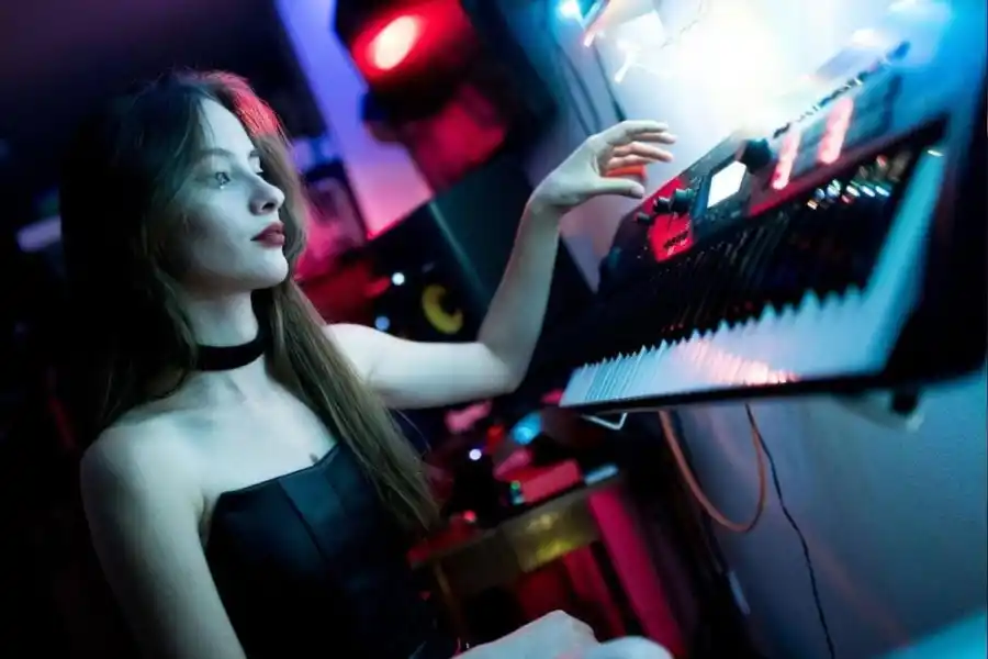 LA MÚSICA DEL SÁBADO. La DJ y tecladista tucumana Davina le pondrá electrónica al evento. / INSTAGRAM @davina.dd