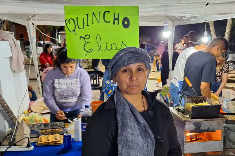 Marisol en su puesto de venta coordinando el trabajo familiar