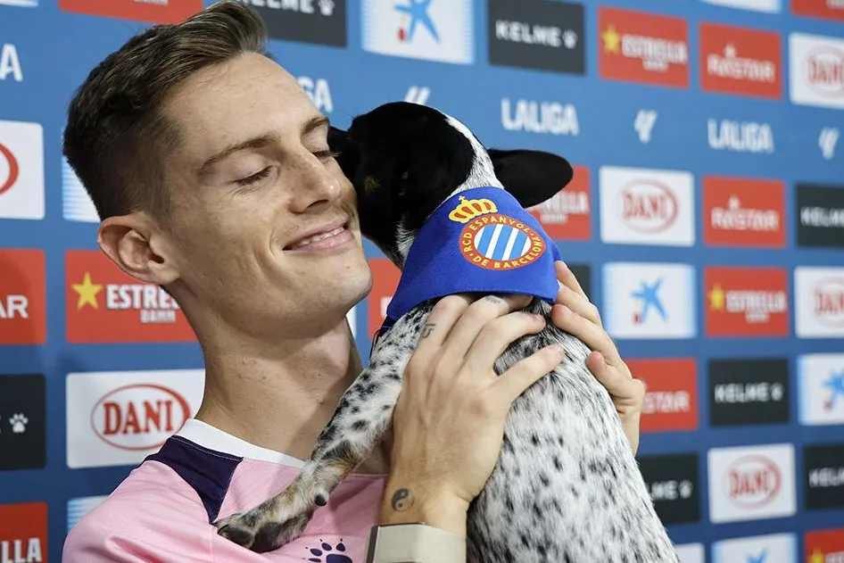 La conmovedora razón por la que un futbolista español dio una conferencia con su perro: “Es de las mejores cosas que me ha pasado”
