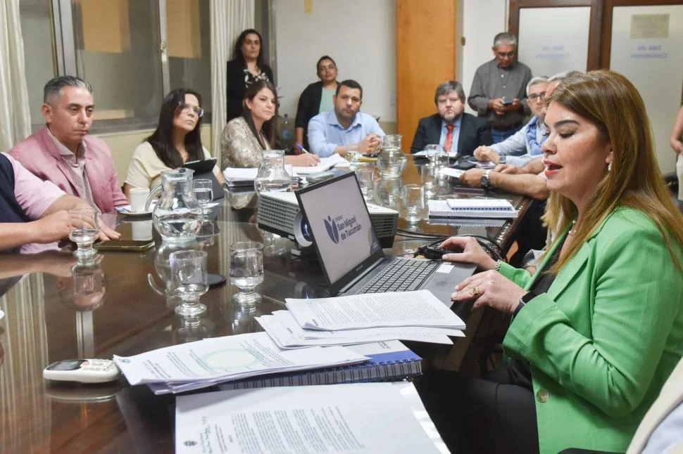 INTERCAMBIO. Los ediles de la comisión de seguimiento de la emergencia ambiental recibieron a Migliavacca. 