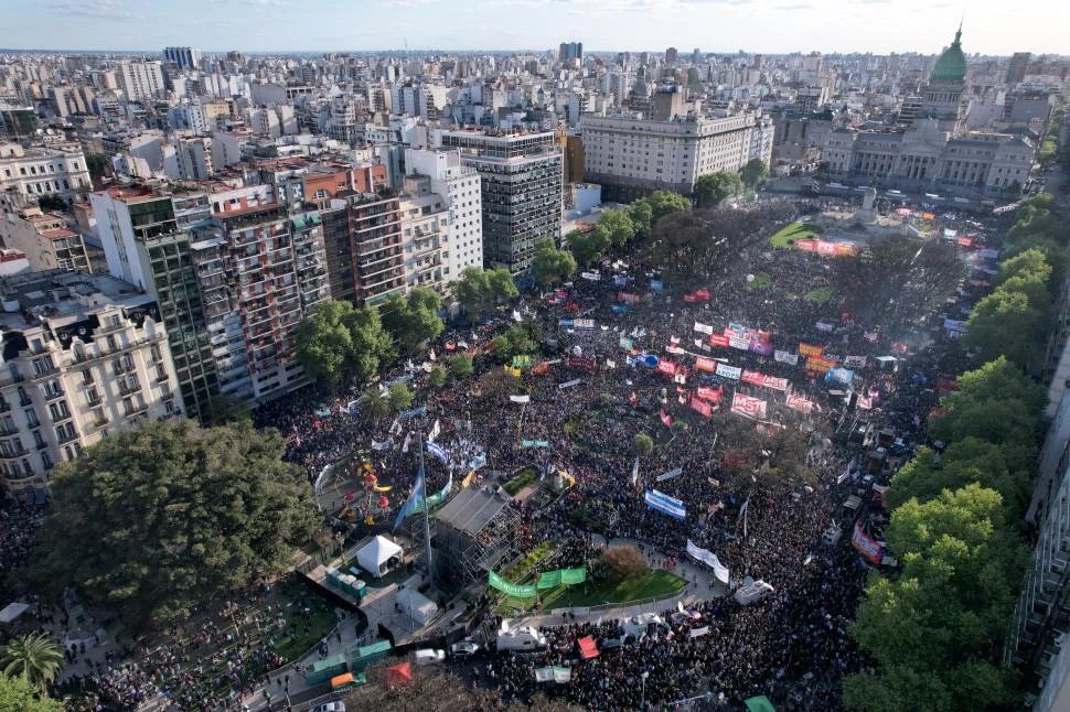 MULTITUDINARIA. Columnas de estudiantes, docentes, sindicalistas y distintas organizaciones sociales colmaron la plaza del Congreso. afp