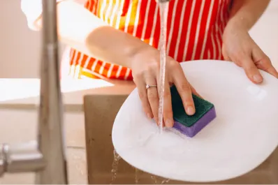 No es directo en la esponja: ¿dónde conviene poner el detergente al lavar los platos?