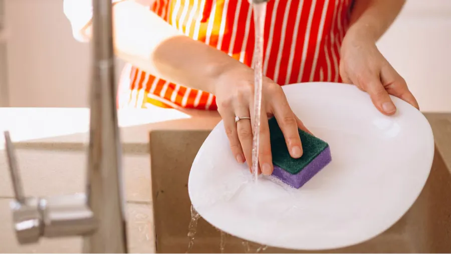 Derramar detergente directamente en la esponja no es la mejor forma de lavar los platos