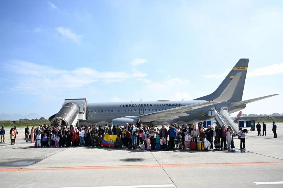 REGRESO. La foto, en el aeropuerto internacional de El Dorado, muestra a los pasajeros que arribaron a Bogotá en un avión de la Fuerza Aérea Colombiana, enviado por el gobierno de ese país para sacarlos de la zona de guerra.