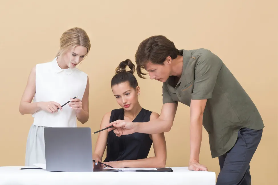 INSERCIÓN LABORAL. Los jóvenes enfrentan desafíos significativos para integrarse a las empresas que los contratan. / UNSPLASH