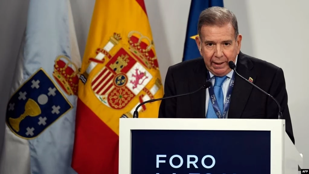 REUNIÓN. El ex candidato participó de un foto con economistas.