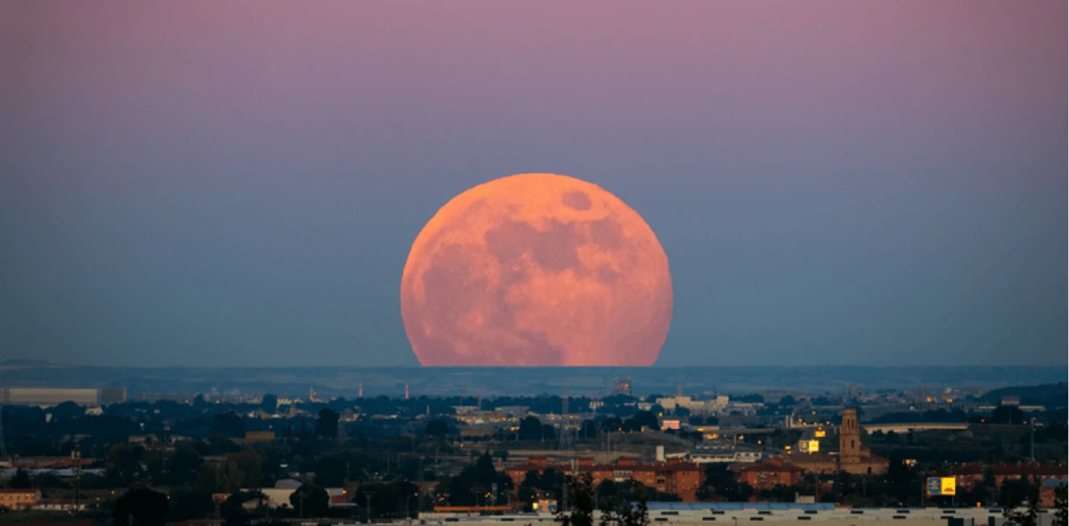 ¿Por qué a veces parece que la Luna se acerca a la Tierra?