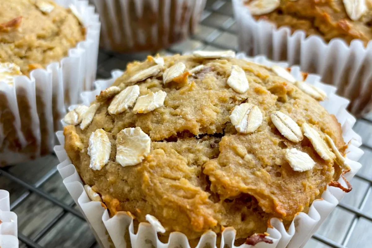 Muffins de banana, avena y nuez en solo 10 minutos.