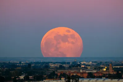 ¿Por qué en algunos momentos la luna parece tan grande?