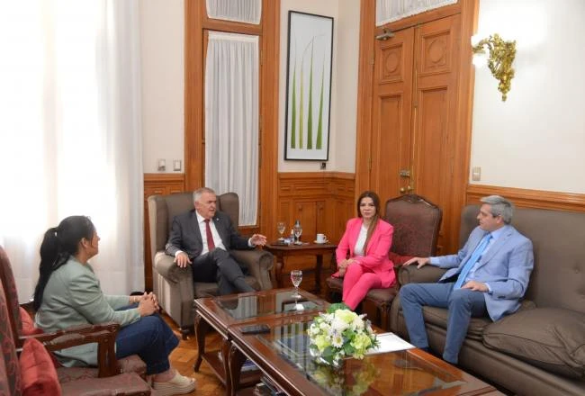 EN LA CASA DE GOBIERNO. Jaldo recibió a los diputados del bloque Independencia, Elia Fernández de Mansilla, Gladys Medina y Agustín Fernández. COMUNICACIÓN PÚBLICA