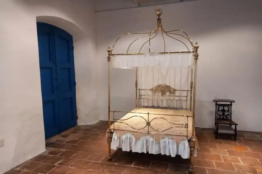 LA CAMA DONADA. Ayer el mueble fue acondicionado en el predio de la Casa Histórica.