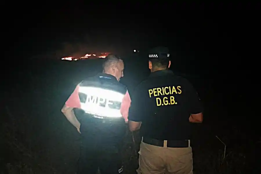 PERITOS. Un equipo del ECIF y de los Bomberos trabajaron en el lugar para dilucidar cuál fue el origen del fuego