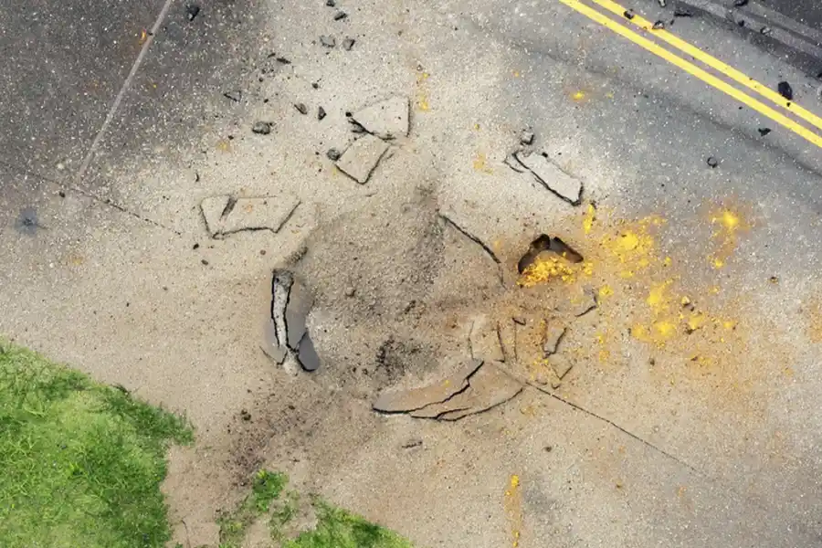 La explosión dejó un cráter de siete metros de diámetro y uno de profundidad.