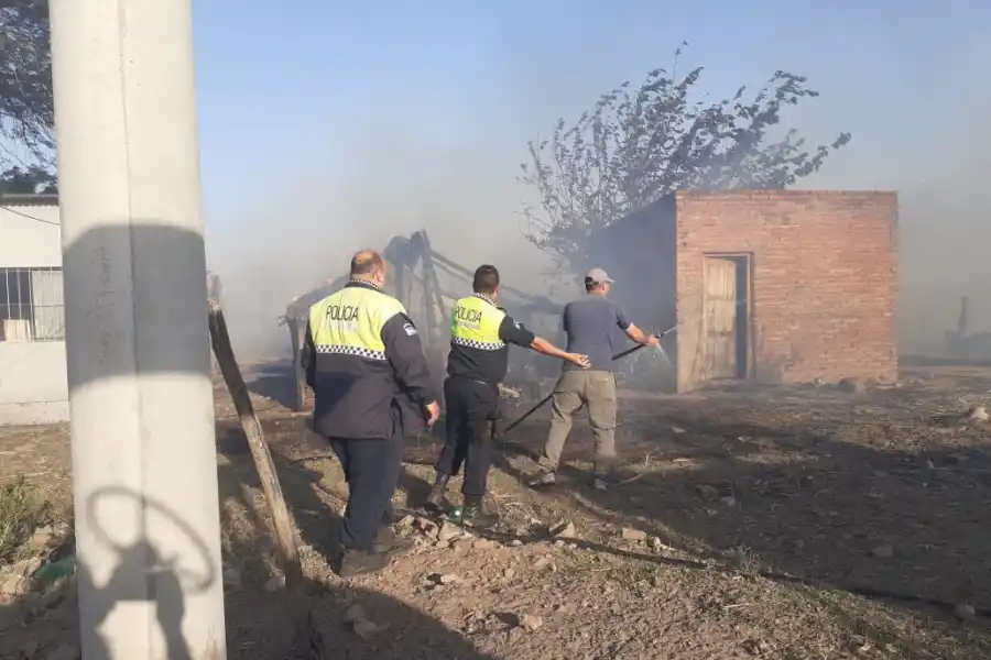 Incendio en Ranchillos: policías rescataron a tres personas y controlaron el fuego