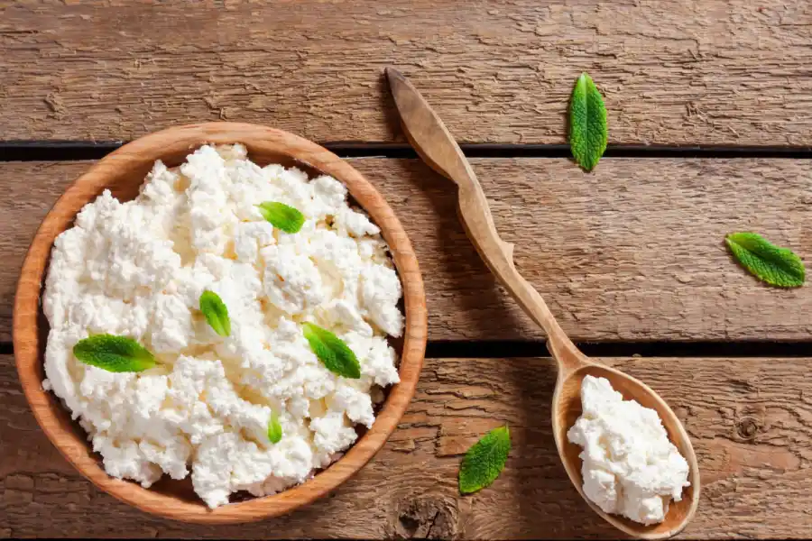 El queso cottage o la ricotta son alimentos ideales para consumir por las ncohes. 