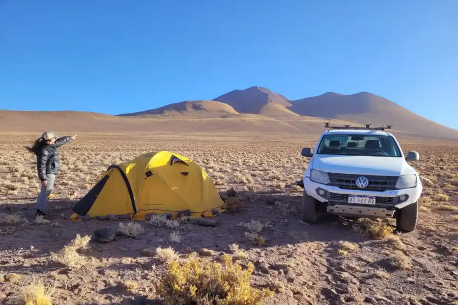 Ratones: cómo es conquistar la cima de un volcán casi olvidado, junto a una mascota