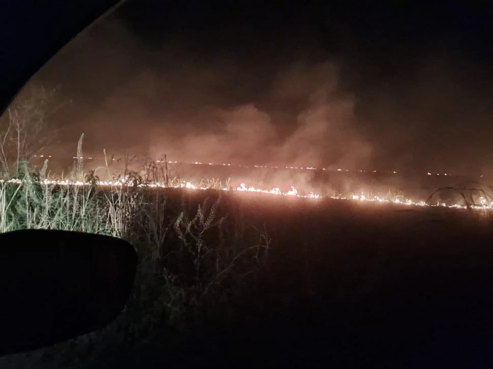 EXPANSIÓN. El viento provocó que las llamas se acrecentaran rápidamente y que se expandieran a lo largo del terreno poniendo en riesgo a los vecinos.