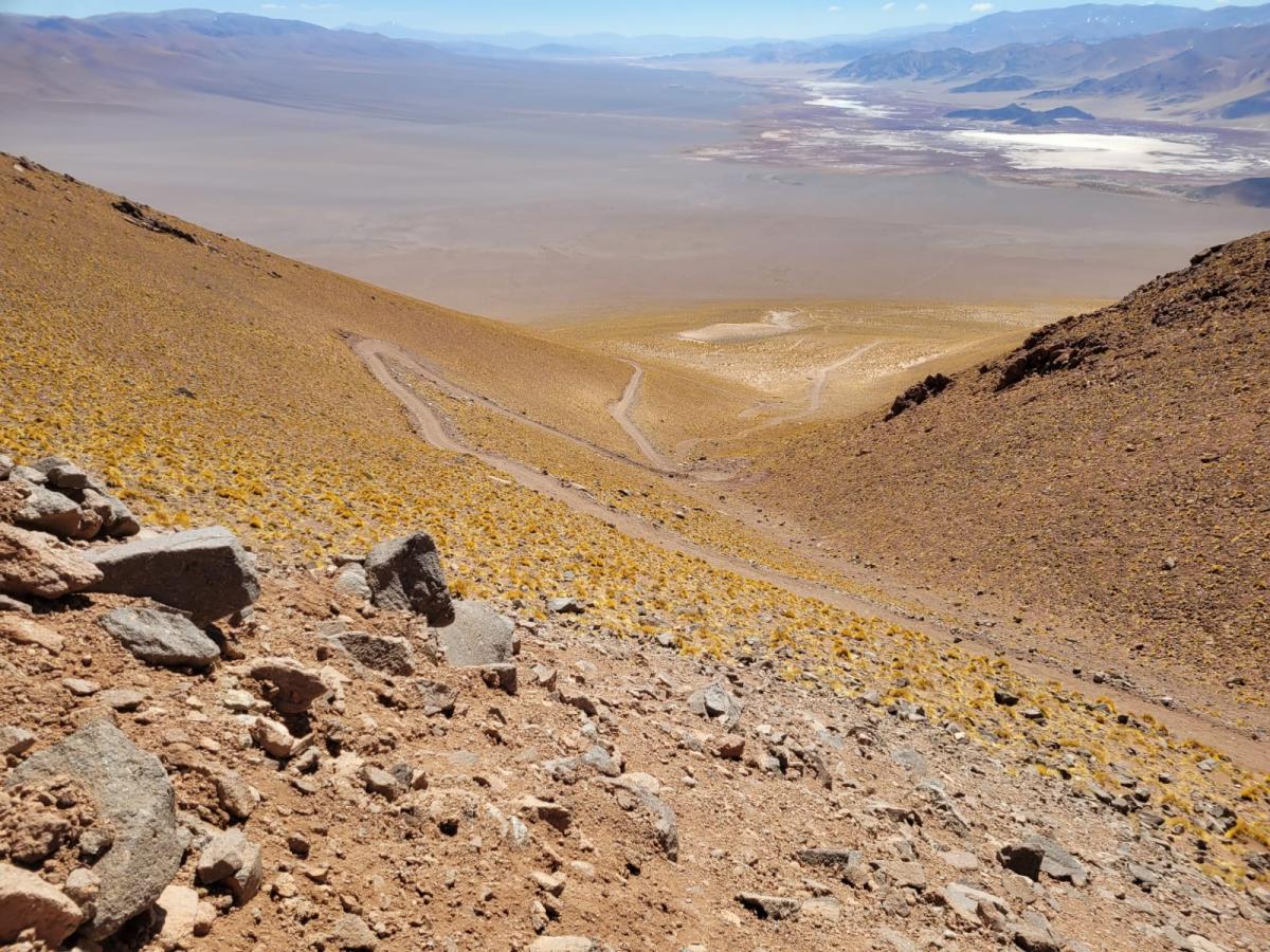 Ratones: cómo es conquistar la cima de un volcán casi olvidado, junto a una mascota